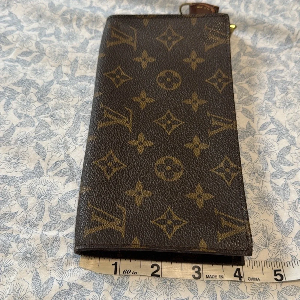 Louis Vuitton Brown and Gold Monogram Clutch size 8x4